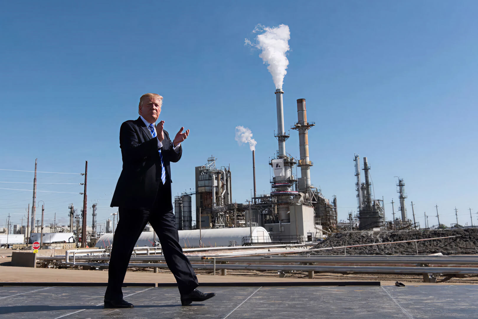 Donald Trump pred naftno refinerijo
